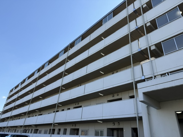 各階の共用廊下に照明器具が設置された市営住宅の外観