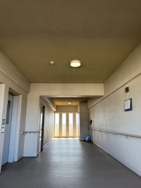 丸型照明器具が設置された市営住宅の共用部