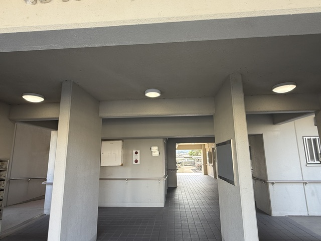 市営住宅の共用部に取り付けられた丸型照明器具